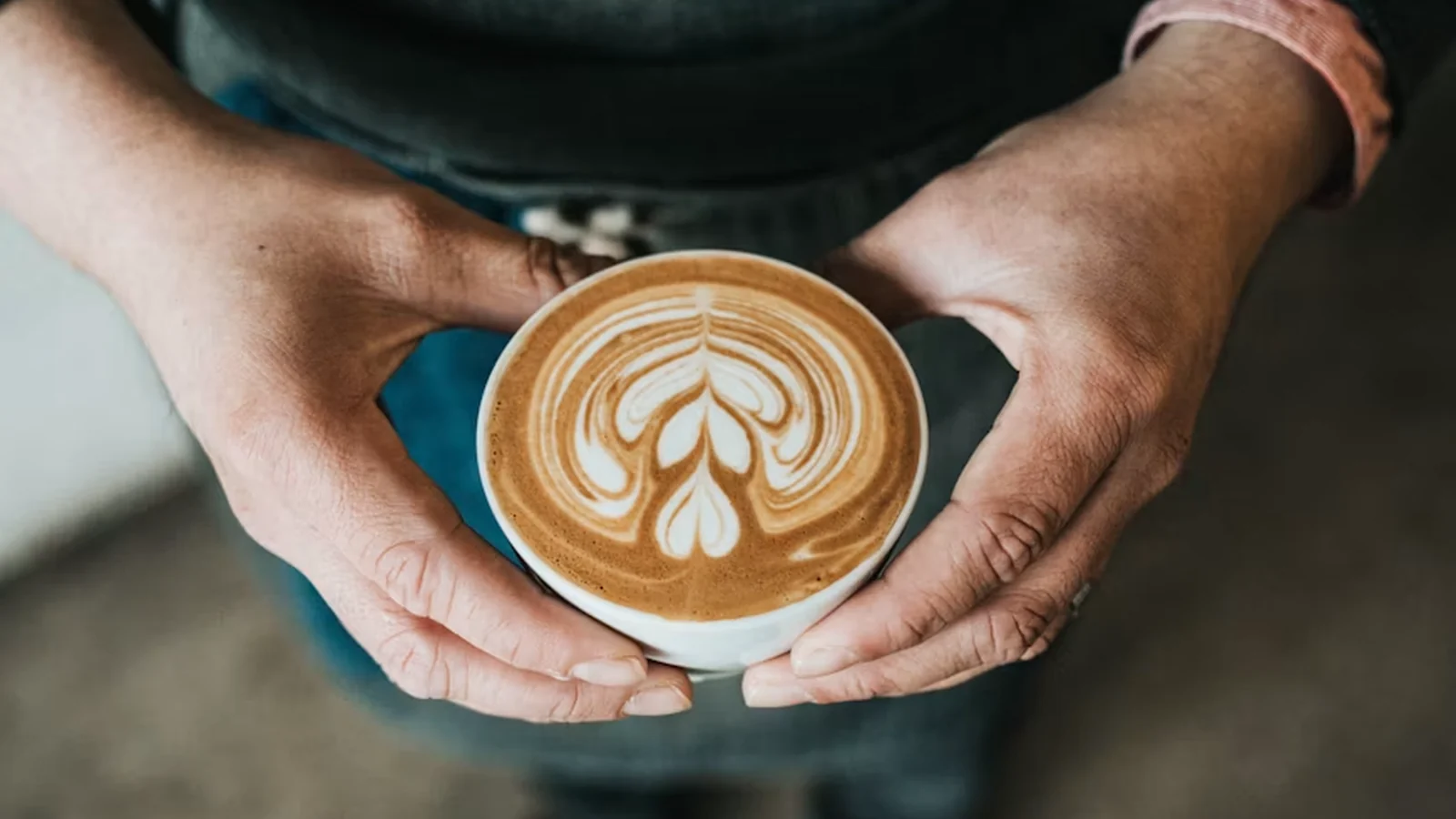 Café especial servido com latte art