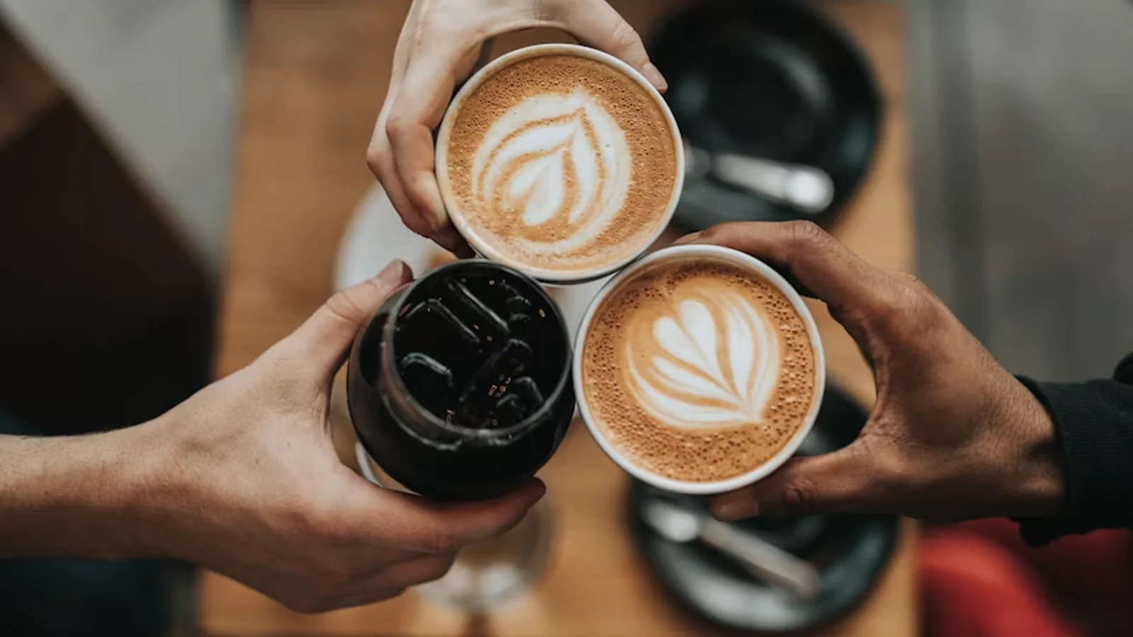 Xícaras de café em momento de cafeteria