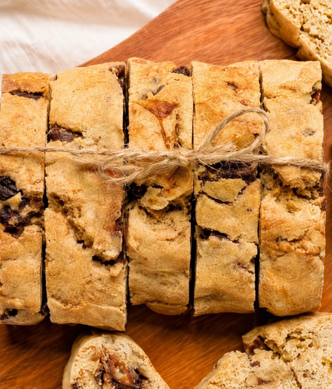 Biscoitos fatiados em tábua de madeira